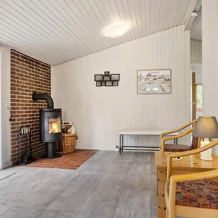 3 Bedroom Beautiful In Semesterbostad *