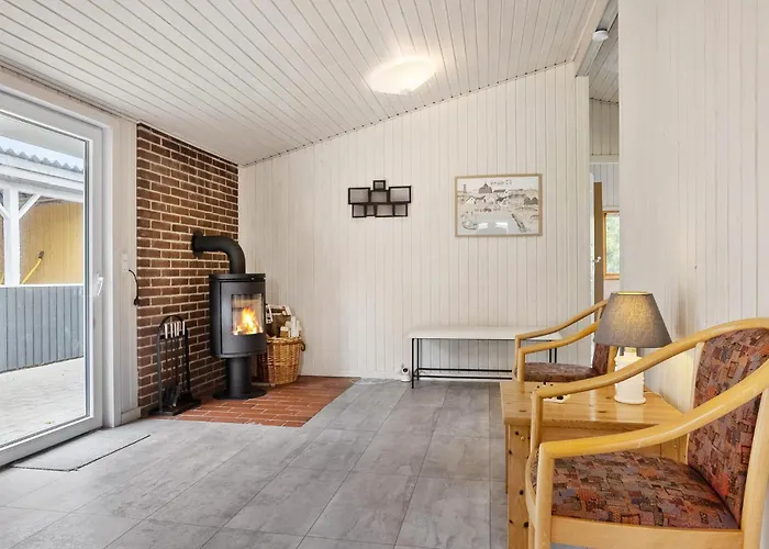 3 Bedroom Beautiful In Semesterbostad *