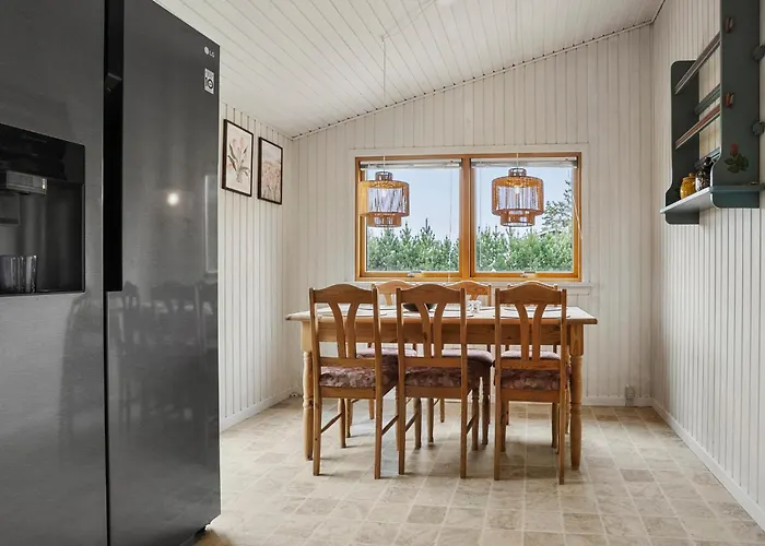 3 Bedroom Beautiful In Semesterbostad *