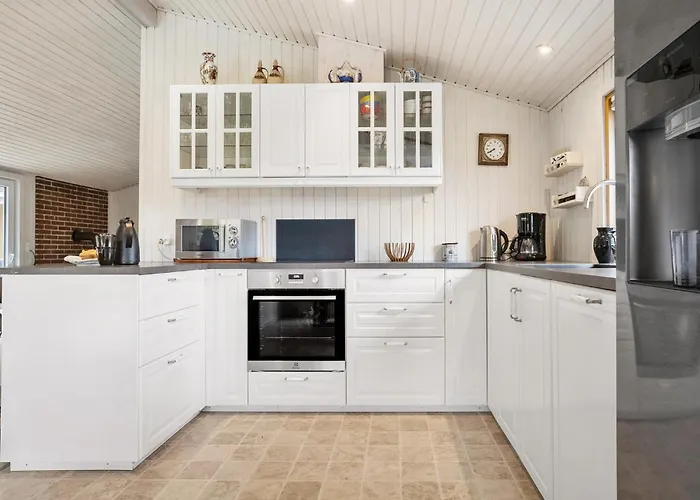3 Bedroom Beautiful In Semesterbostad *