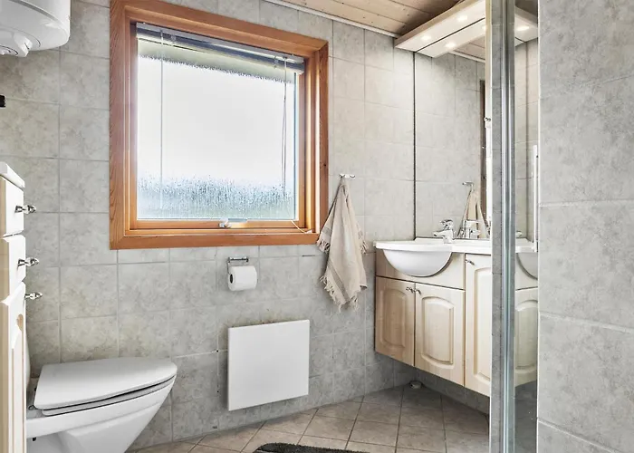 3 Bedroom Beautiful In Semesterbostad *